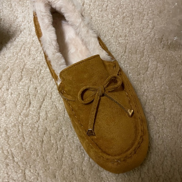 NWT Global Win Tan Suede Moccasin Slippers Size 8 - Picture 2 of 7